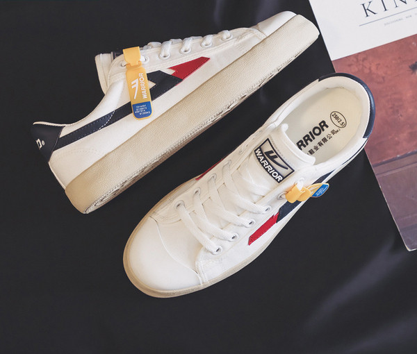 Modern férfi tornacipő lapos talppal és fűzővel