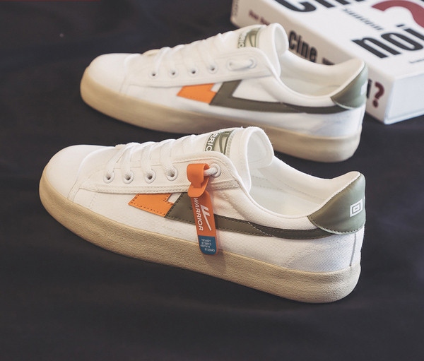 Modern férfi tornacipő lapos talppal és fűzővel