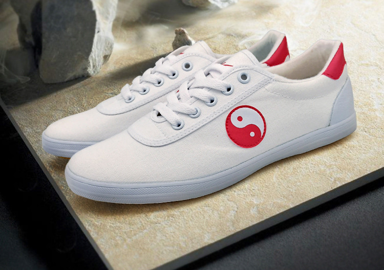 Embleemi ja lameda tallaga meeste tossud