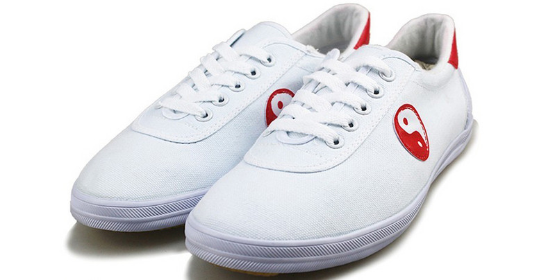 Embleemi ja lameda tallaga meeste tossud