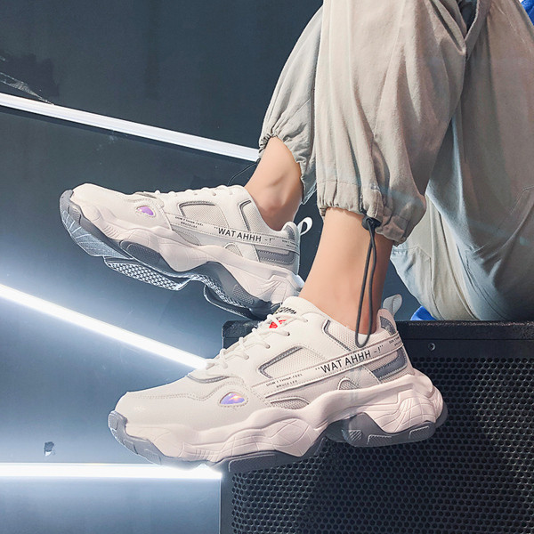 Új férfi tornacipő modell durva talppal és fűzős fehér színben