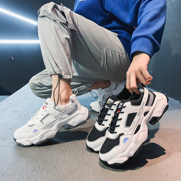 Új férfi tornacipő modell durva talppal és fűzős fehér színben