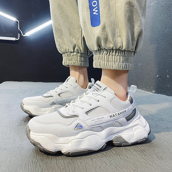 Új férfi tornacipő modell durva talppal és fűzős fehér színben