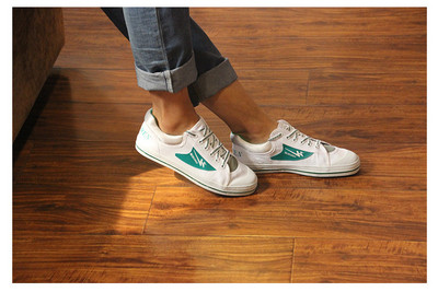 Férfi tornacipő lapos talppal és felirattal