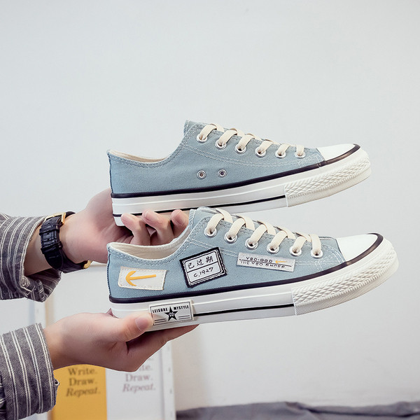 Alkalmi férfi tornacipő rátéttel és hímzéssel - két modell