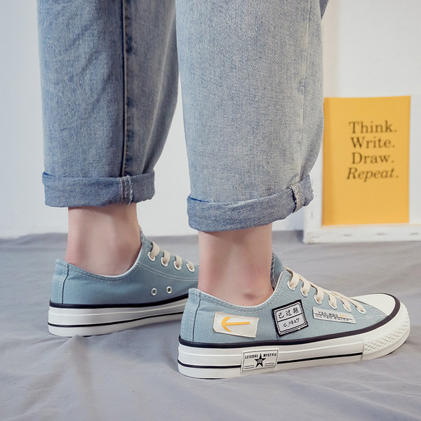 Alkalmi férfi tornacipő rátéttel és hímzéssel - két modell