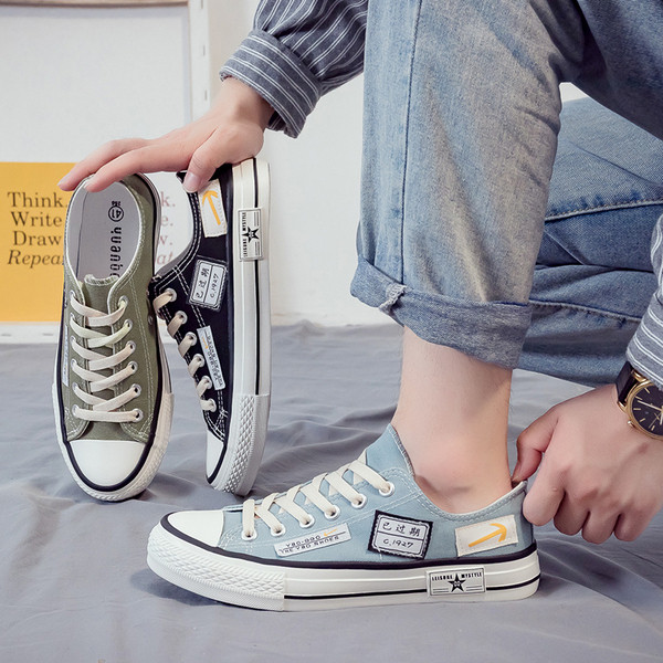 Alkalmi férfi tornacipő rátéttel és hímzéssel - két modell