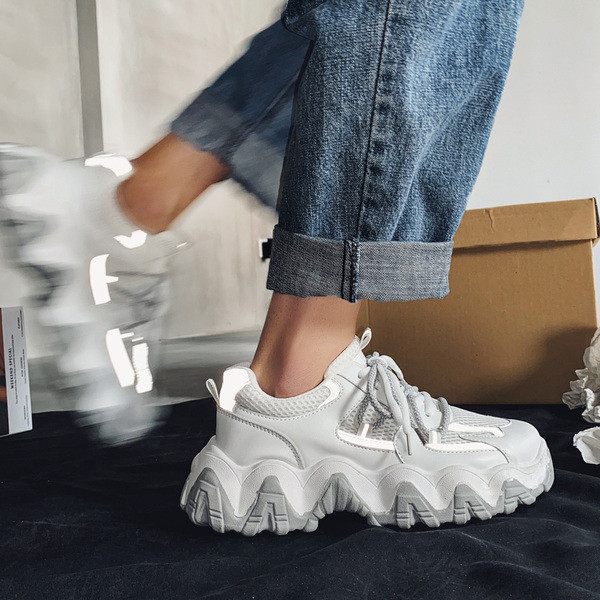 Új férfi tornacipő modell durva talppal