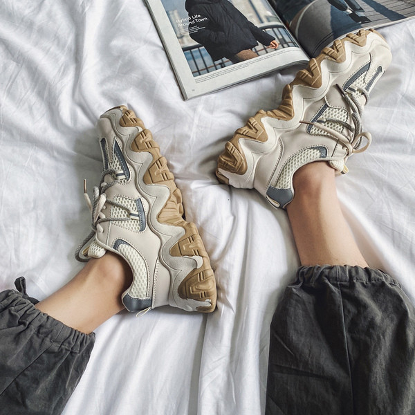 Új férfi tornacipő modell durva talppal