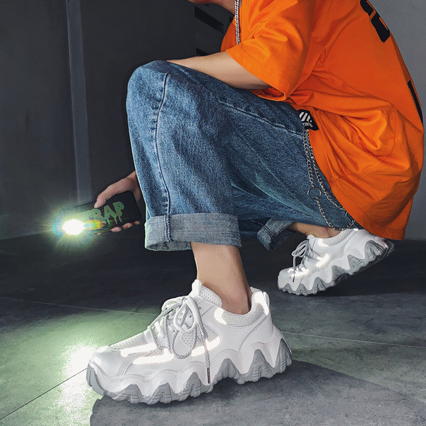 Új férfi tornacipő modell durva talppal