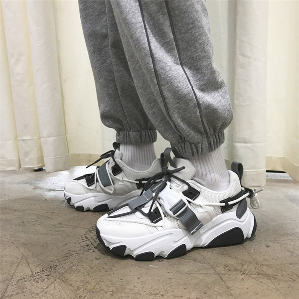 Férfi sportcipő durva talppal és fűzővel