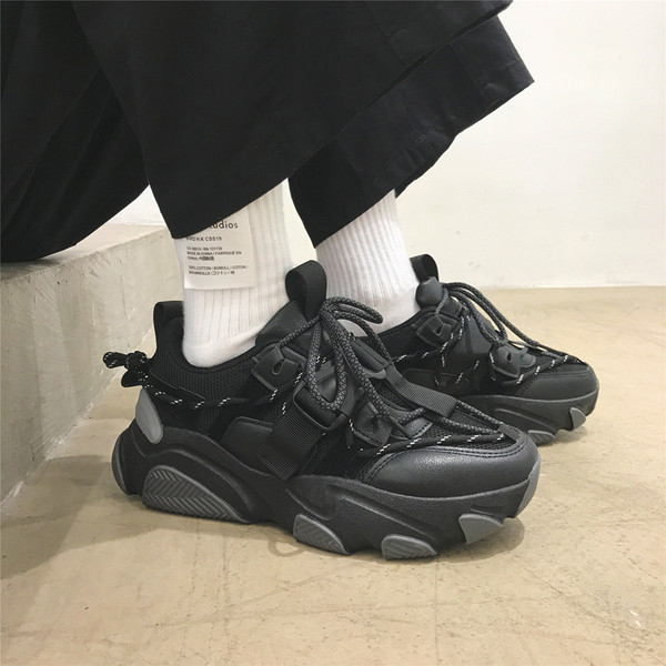 Férfi sportcipő durva talppal és fűzővel