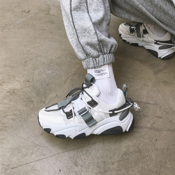 Férfi sportcipő durva talppal és fűzővel