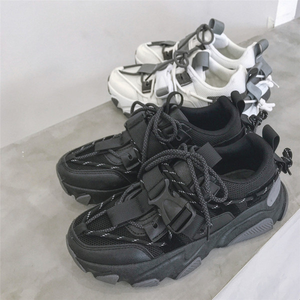 Férfi sportcipő durva talppal és fűzővel