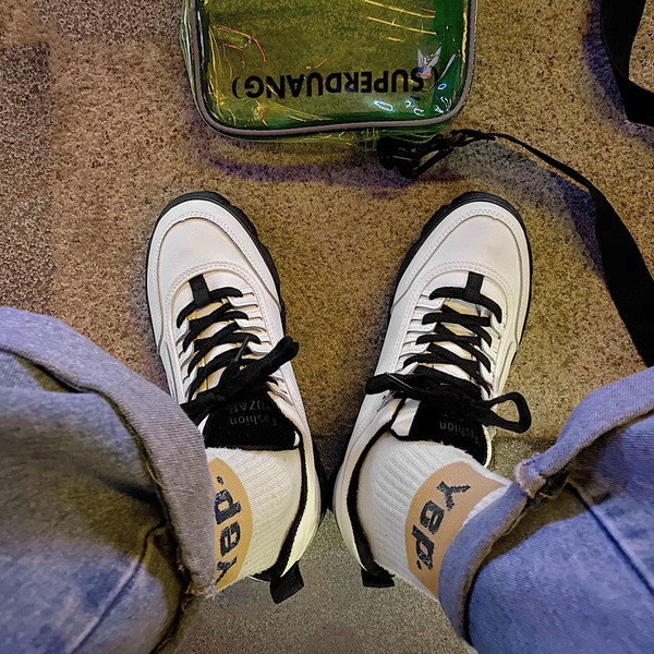 Öko bőrből készült, fehér színű férfi tornacipő új modellje - két modell