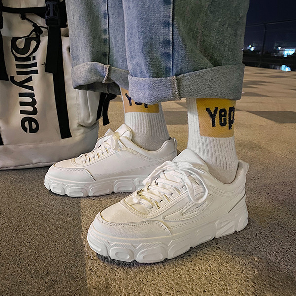 Öko bőrből készült, fehér színű férfi tornacipő új modellje - két modell