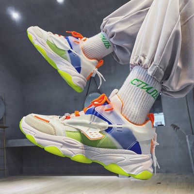 Kareda tallaga sportlikud meeste hingavad tossud