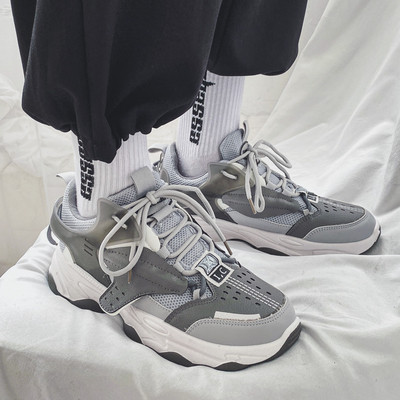 Kareda tallaga sportlikud meeste hingavad tossud