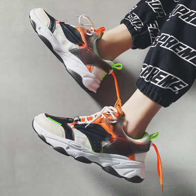 Kareda tallaga sportlikud meeste hingavad tossud