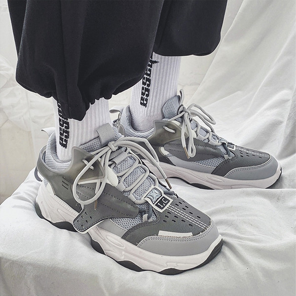 Kareda tallaga sportlikud meeste hingavad tossud