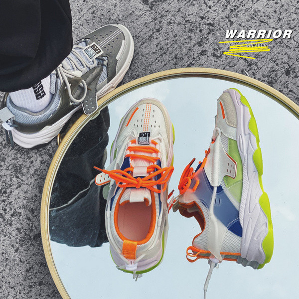 Kareda tallaga sportlikud meeste hingavad tossud