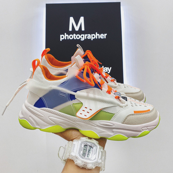 Kareda tallaga sportlikud meeste hingavad tossud