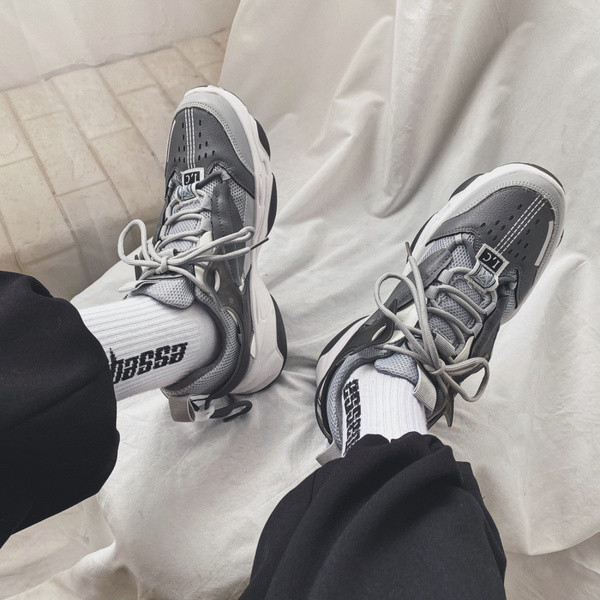 Kareda tallaga sportlikud meeste hingavad tossud