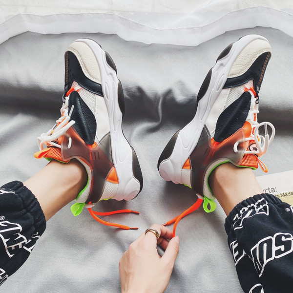 Kareda tallaga sportlikud meeste hingavad tossud