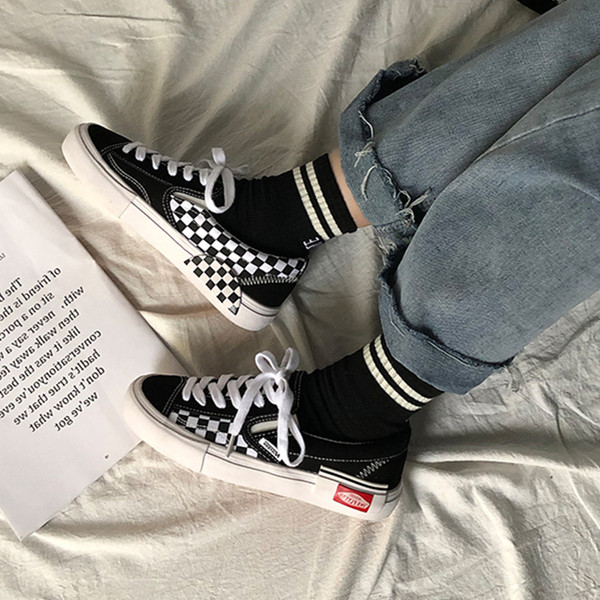 Alkalmi férfi tornacipő textilből, lapos talppal és fűzővel