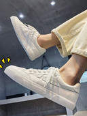 Paelte ja paksu valge tallaga meeste tossud