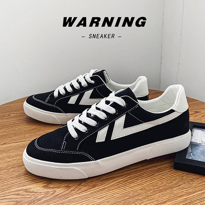 Paelte ja paksu valge tallaga meeste tossud