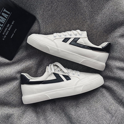 Paelte ja paksu valge tallaga meeste tossud