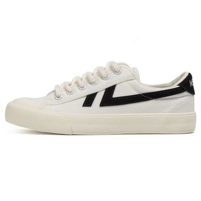 Paelte ja paksu valge tallaga meeste tossud