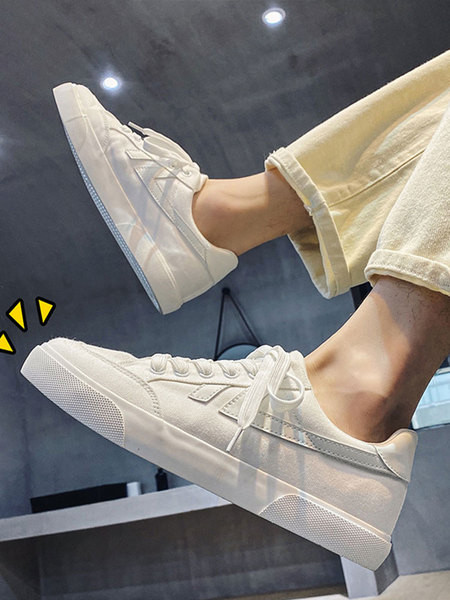 Paelte ja paksu valge tallaga meeste tossud