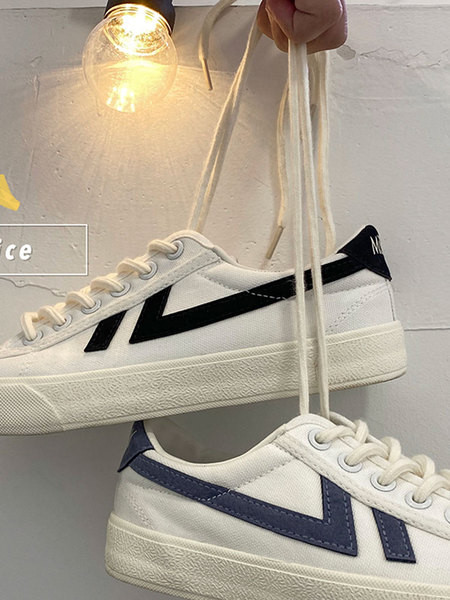 Paelte ja paksu valge tallaga meeste tossud