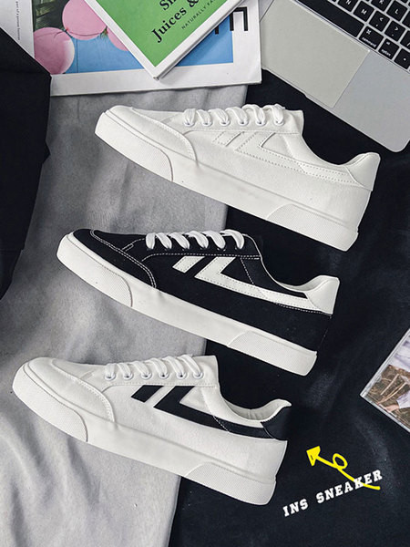 Paelte ja paksu valge tallaga meeste tossud