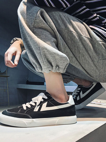 Paelte ja paksu valge tallaga meeste tossud