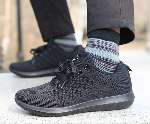 Férfi textil tornacipő emblémával és nyakkendővel