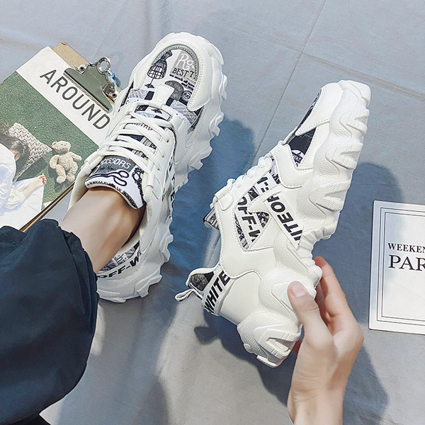 Férfi aktuális tornacipő durva talppal és feliratokkal