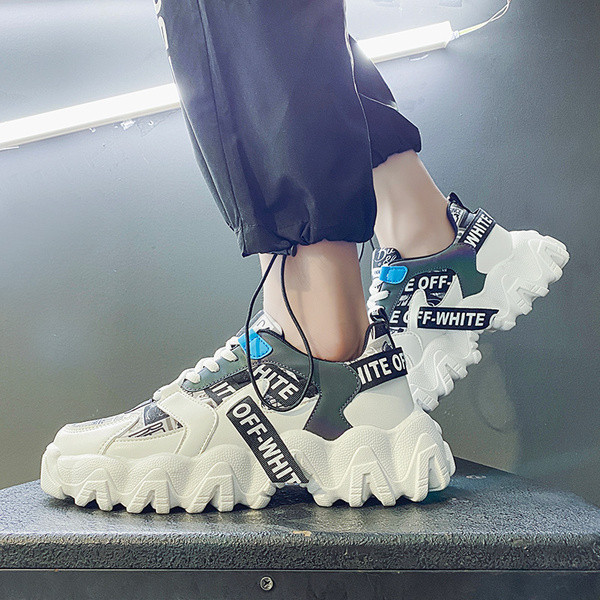 Férfi aktuális tornacipő durva talppal és feliratokkal