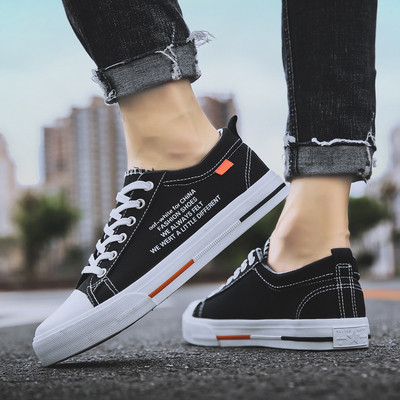 Alkalmi férfi tornacipő fűzővel és mintával