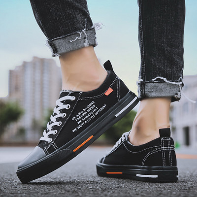 Alkalmi férfi tornacipő fűzővel és mintával