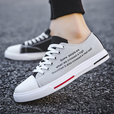 Alkalmi férfi tornacipő fűzővel és mintával