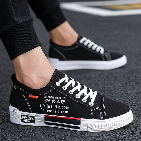 Alkalmi férfi tornacipő fűzővel és mintával