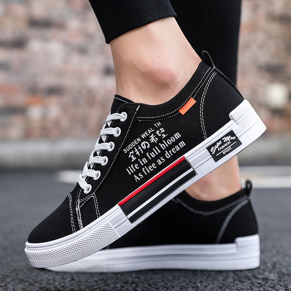 Alkalmi férfi tornacipő fűzővel és mintával