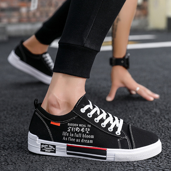 Alkalmi férfi tornacipő fűzővel és mintával