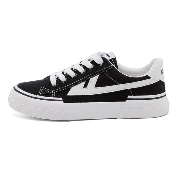 Kétszínű férfi tornacipő lapos talppal és fűzővel