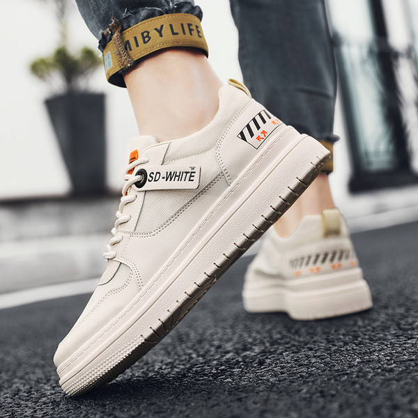 Férfi bőr tornacipő feliratokkal