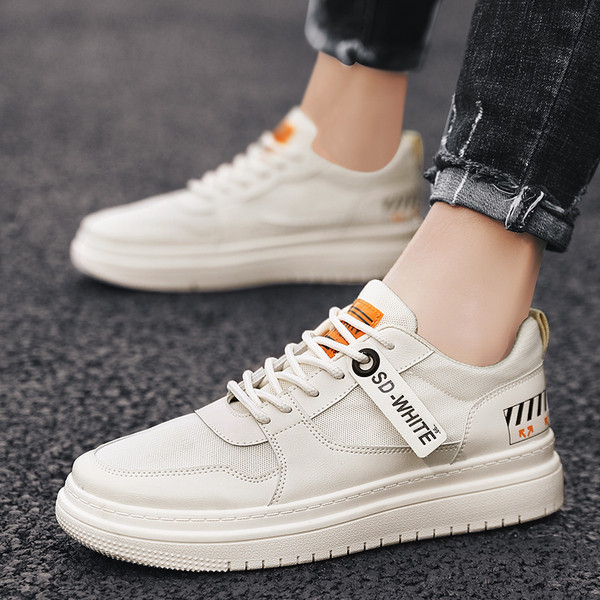 Férfi bőr tornacipő feliratokkal