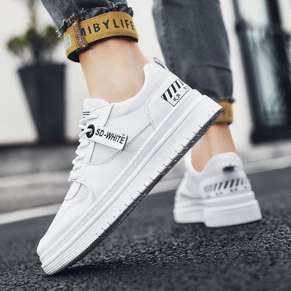 Férfi bőr tornacipő feliratokkal